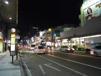 金沢片町商店街。金沢南大通り（国道１５７号）片町バス停